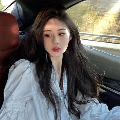 随盲柳入眠的女人